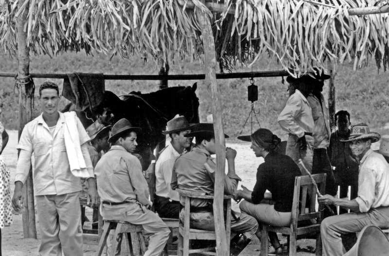 MINGUEOLA GUAJIRAABBY WASSERMAN WITH MEMBERS OF MINGUEO JUNTA1965HOWARD CONVERSE PHOTO_webjpg