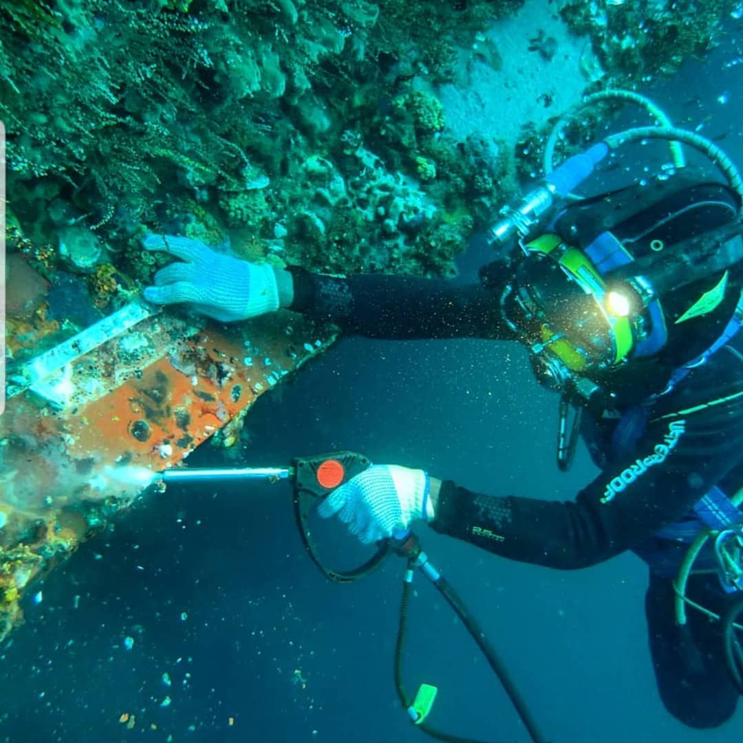 Cavit Cleaning Diver on Hull